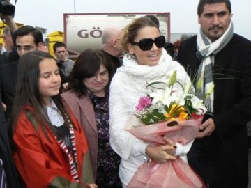 Hadise, Yunanistan'a gitti