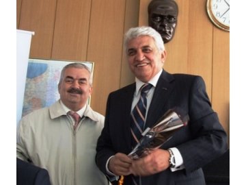 İl Genel Meclisi’ni güllerle kutladık