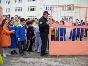 Oyun oynarken ayağı kırıldı
