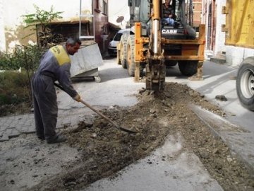 Asfalt yama çalışması ara sokaklarda başladı