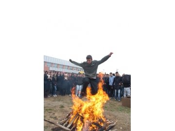 Öğrenciler soğuğa aldırış etmeden Nevruz’u coşku içinde kutladı