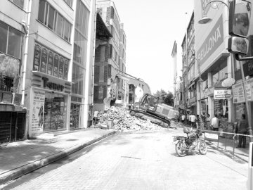 Bina yıkımı Fatih Caddesi kısmen ulaşıma kapadı