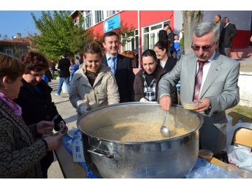 Başkan Çağlayan Ziya Gökalp’te Aşure dağıttı