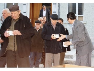 Vize Belediyesi Kandil Simidi dağıttı