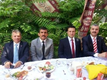 Karahalil’de MHP beşi bir yerde