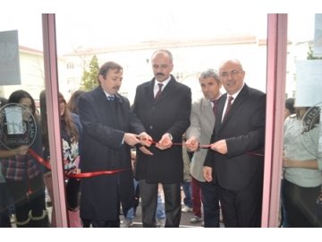 İki okulun ortak çalışmasıyla “Çocukların Rengi” Resim Sergisi açıldı