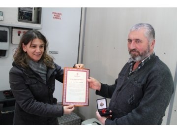 Kızılay’ın verdiği Madalyayı ölen kızı adına aldı
