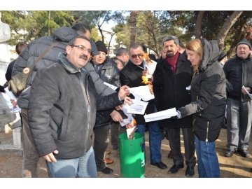 Bordro yakarak Hükümeti protesto ettiler