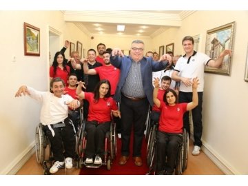 Beşiktaş Takımı’ndan Kesimoğlu’na ziyaret