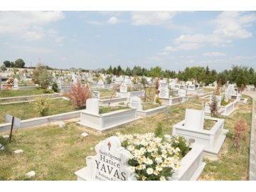 Mezarlıklar Temizleniyor