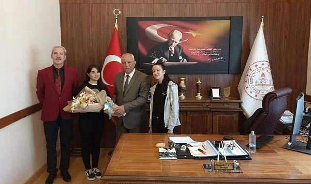 Öğrencilerden Müdür Kalkan İle Dergi Röportajı