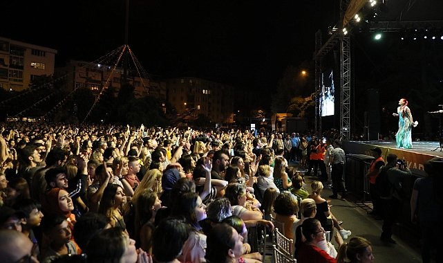 Candan Erçetin’den Muhteşem Sahne Performansı