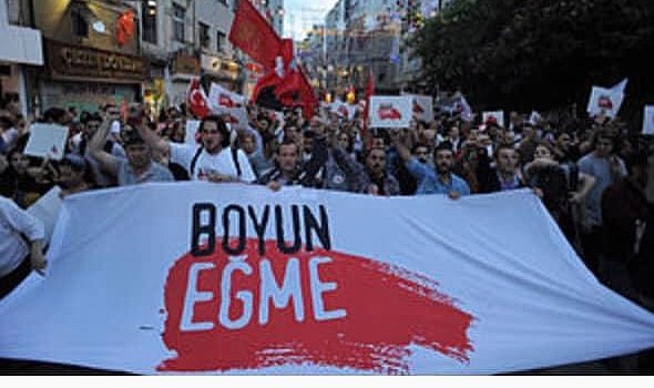 Uygul “Geliyor Gelmekte Olan”