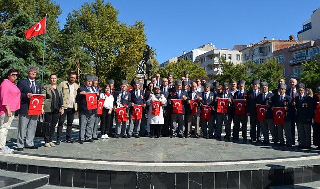 İYİ Parti’den Gazilere Bayrak