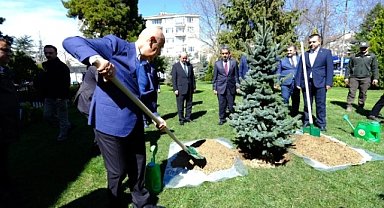 Bakan Kirişci Kırklareli Valiliği Bahçesine Fidan Dikti