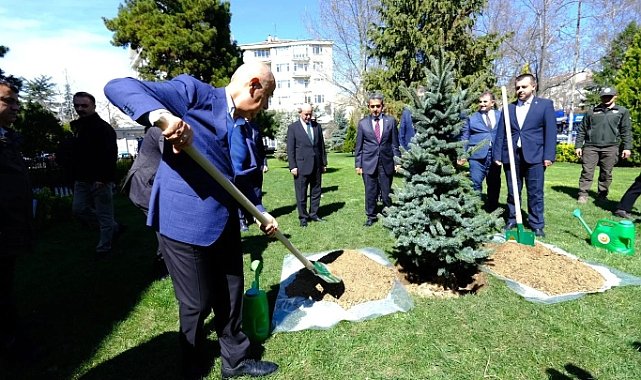 Bakan Kirişci Kırklareli Valiliği Bahçesine Fidan Dikti