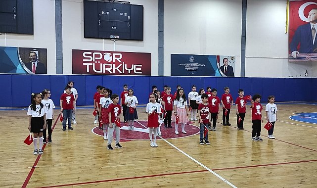 Hamdi Helvacıoğlu Öğrencilerinden 23 Nisan Gösterisi