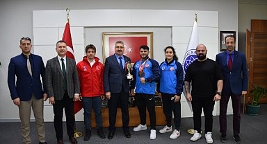 NKÜ Rektörü Şahin, Şampiyon Öğrencileri Makamında Kabul Etti