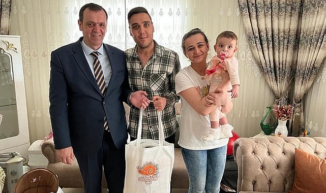 Ailelerle Buluşuyor, Hediyelerini Takdim Ediyor