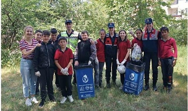 Jandarma, Öğrencilerle Birlikte Temizlik Yaptı