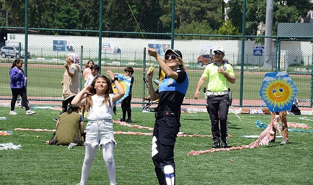 Polis Abi ve Ablalarıyla Uçurtma Uçurdular