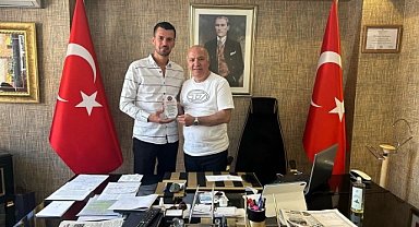 Topuz'dan Kahraman'a Plaket Takdimi 