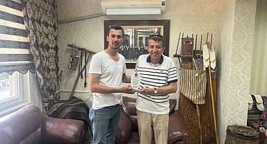 Topuz'dan Şeker'e Plaket Takdimi 