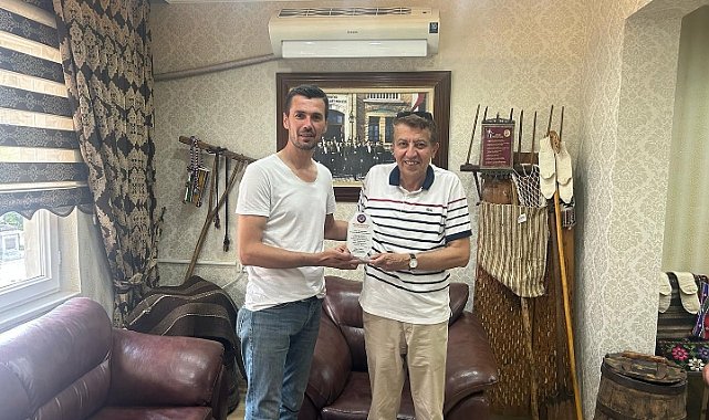 Topuz'dan Şeker'e Plaket Takdimi