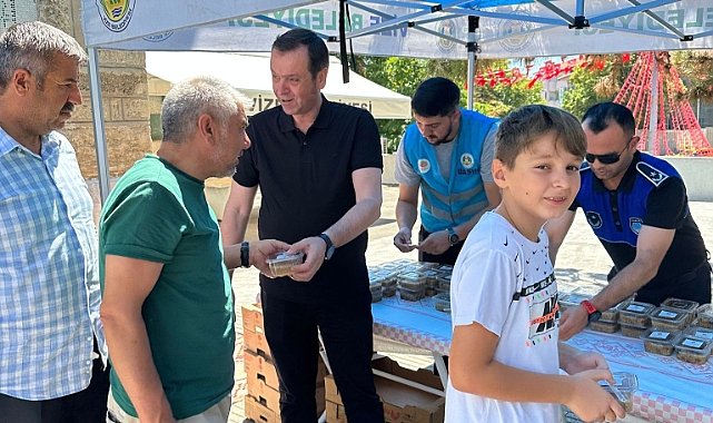 Başkan Özalp Aşure Dağıttı