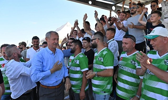 Başkan Uzunlar Tribünde Vatandaşlarla Buluştu