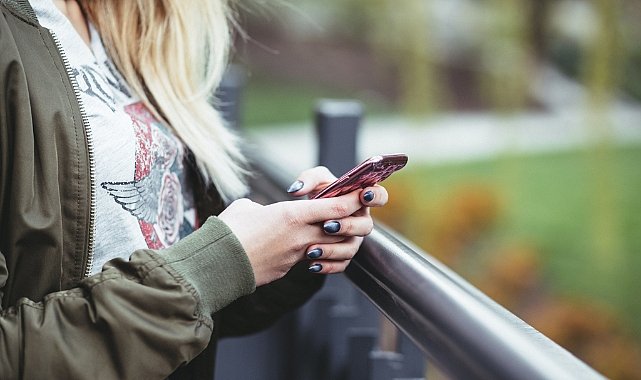 İnsanların %82’si Başkalarının Telefonunu Kurcalıyor