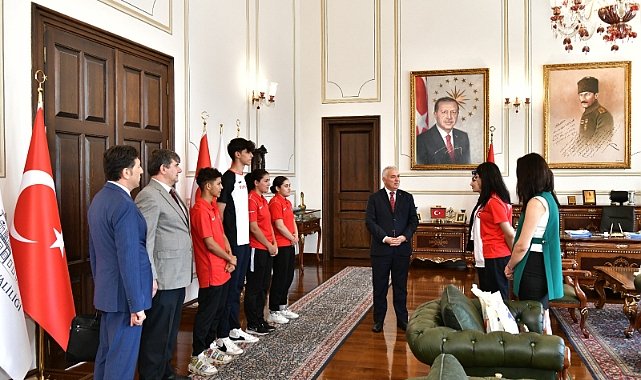 Öğrencileri Makamında Kabul Etti