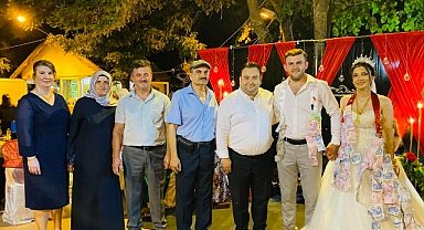Başkan Gün Çiçeği Burnunda Çifti Yalnız Bırakmadı