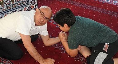 Kaymakam Yüce, Miniklerle Bilek Güreşi Yaptı